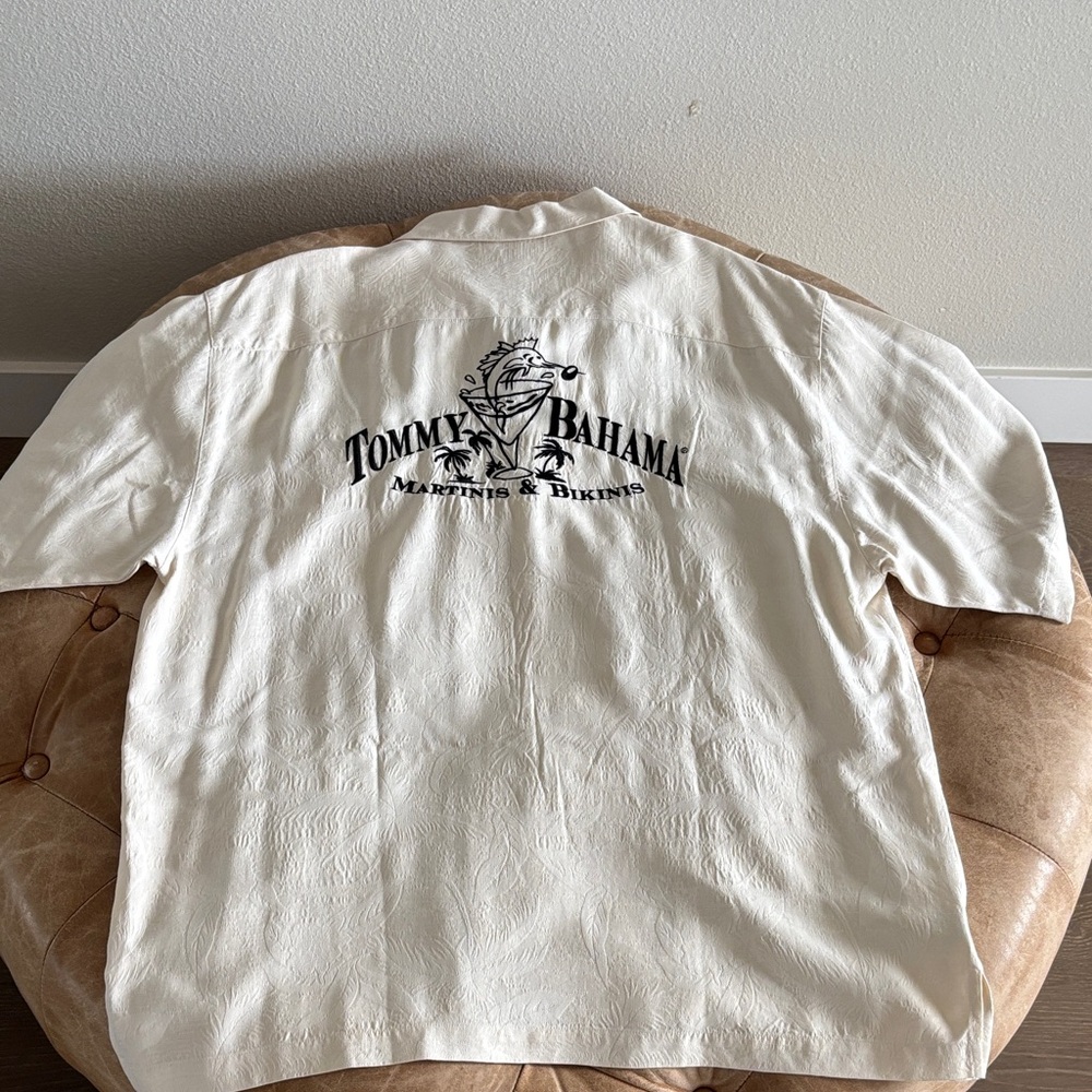 Tommy Bahama Men's Silk Button Up Short Sleeve Shirt with Graphic